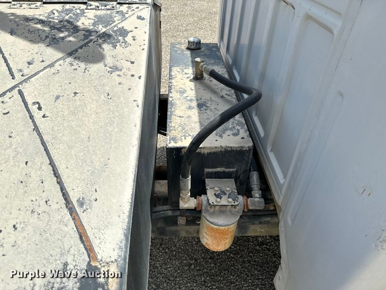 image for item DX0645 1994 Ford F700 winch truck