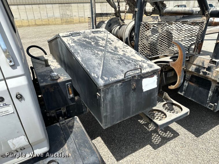 image for item DX0645 1994 Ford F700 winch truck