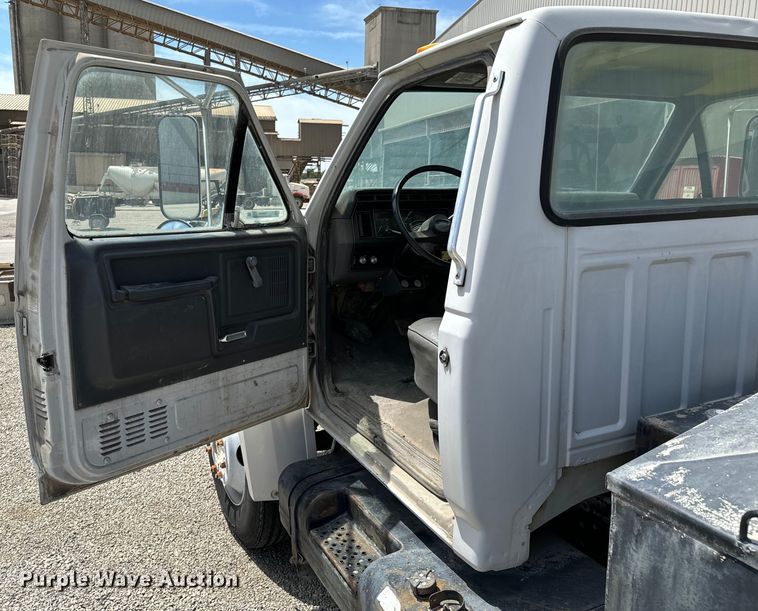 image for item DX0645 1994 Ford F700 winch truck