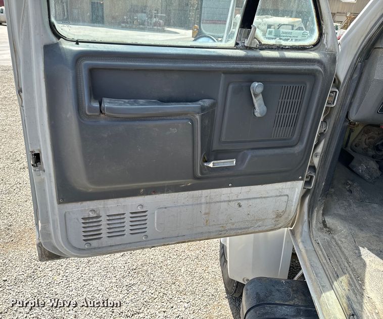 image for item DX0645 1994 Ford F700 winch truck