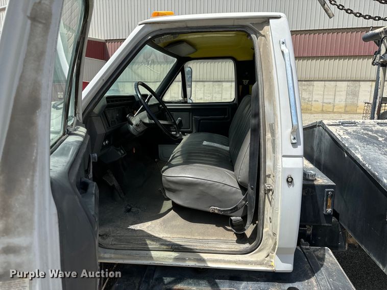 image for item DX0645 1994 Ford F700 winch truck