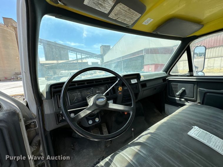 image for item DX0645 1994 Ford F700 winch truck