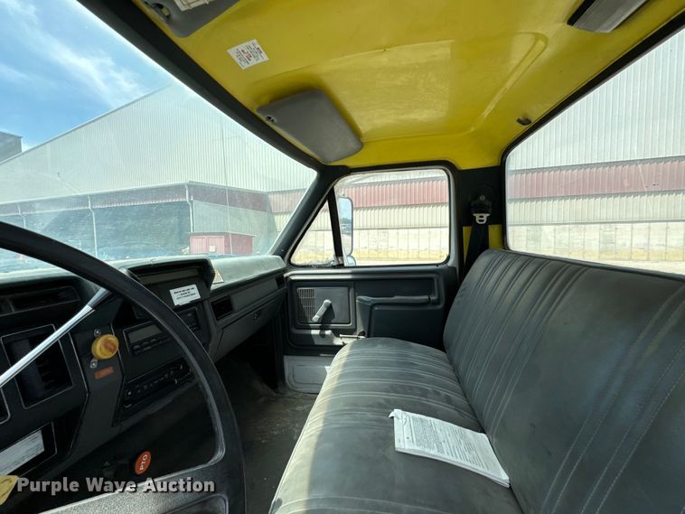 image for item DX0645 1994 Ford F700 winch truck