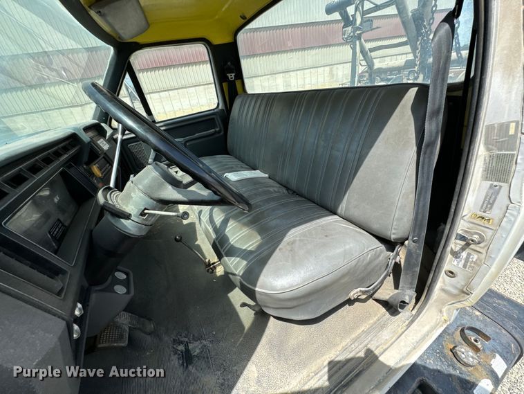 image for item DX0645 1994 Ford F700 winch truck