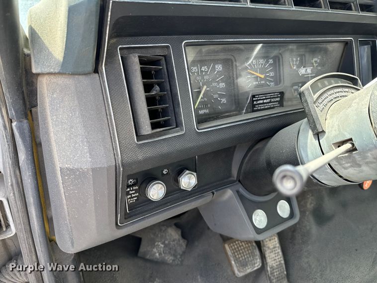 image for item DX0645 1994 Ford F700 winch truck