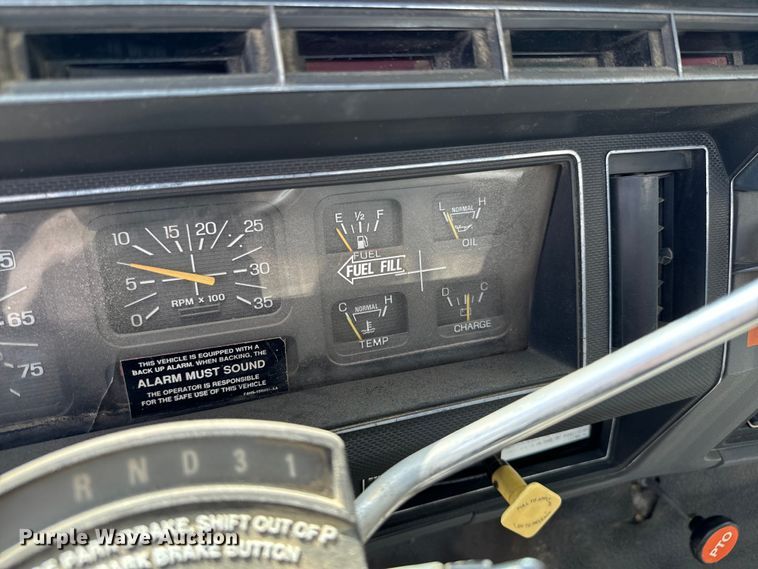 image for item DX0645 1994 Ford F700 winch truck