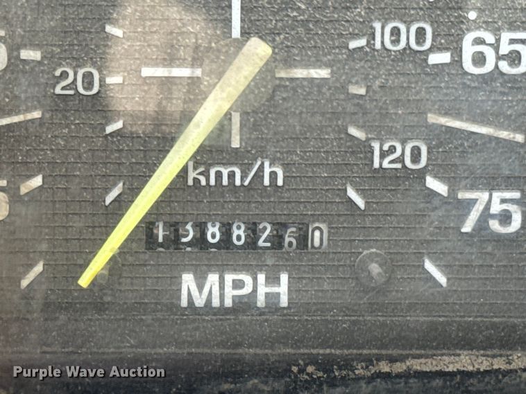 image for item DX0645 1994 Ford F700 winch truck