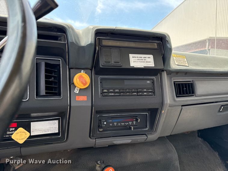 image for item DX0645 1994 Ford F700 winch truck