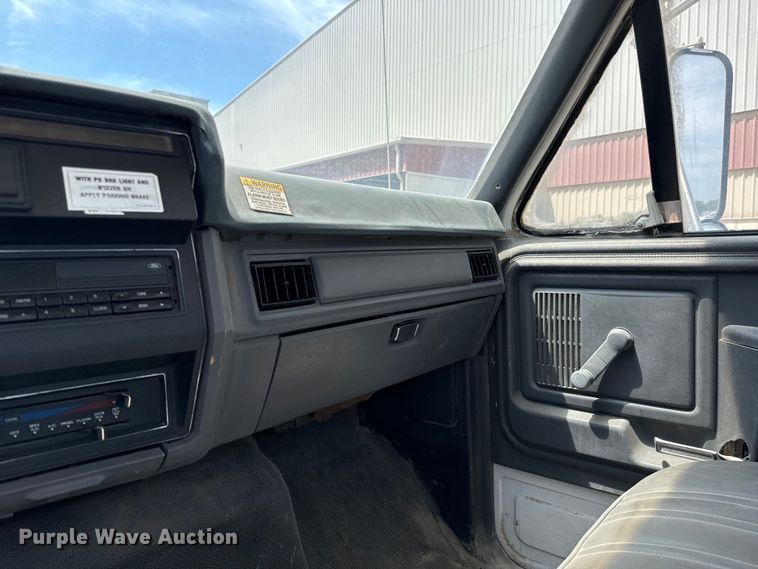 image for item DX0645 1994 Ford F700 winch truck