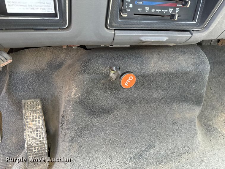 image for item DX0645 1994 Ford F700 winch truck