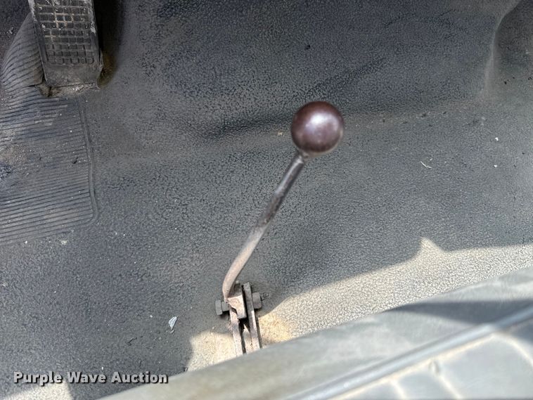 image for item DX0645 1994 Ford F700 winch truck