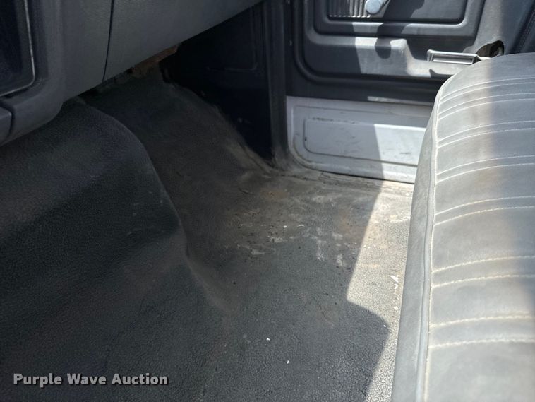 image for item DX0645 1994 Ford F700 winch truck