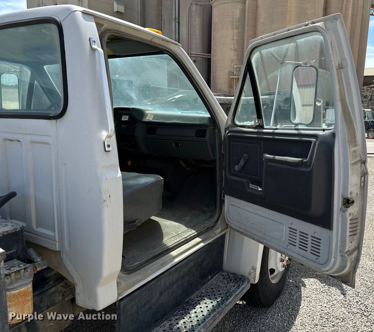 image for item DX0645 1994 Ford F700 winch truck