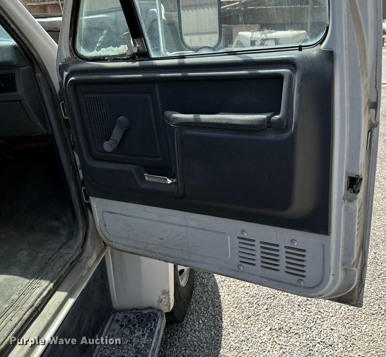 image for item DX0645 1994 Ford F700 winch truck