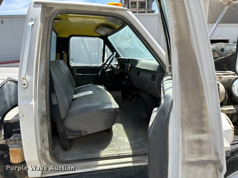 image for item DX0645 1994 Ford F700 winch truck