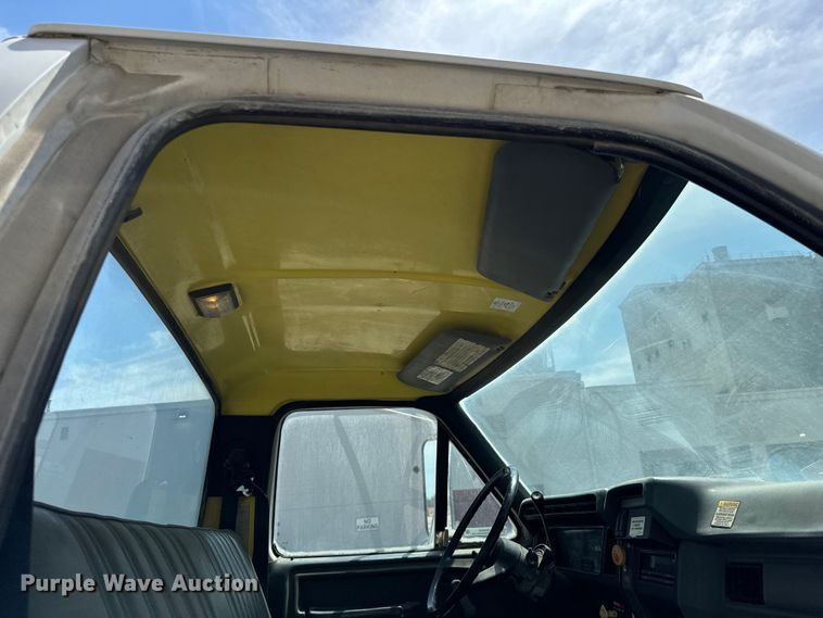 image for item DX0645 1994 Ford F700 winch truck