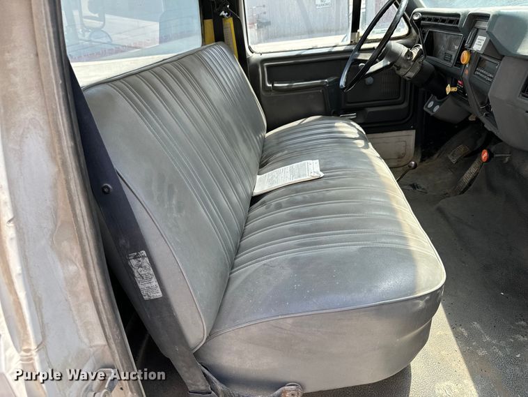 image for item DX0645 1994 Ford F700 winch truck