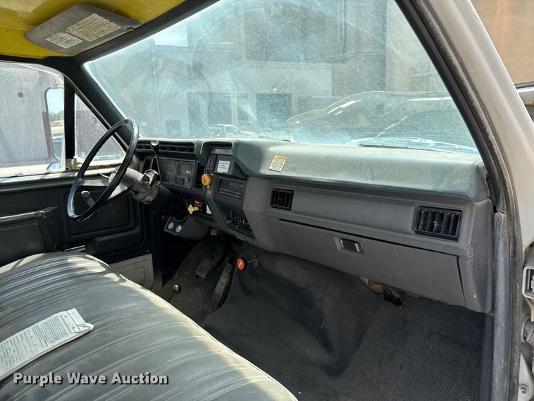 image for item DX0645 1994 Ford F700 winch truck