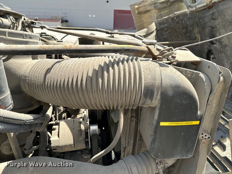 image for item DX0645 1994 Ford F700 winch truck