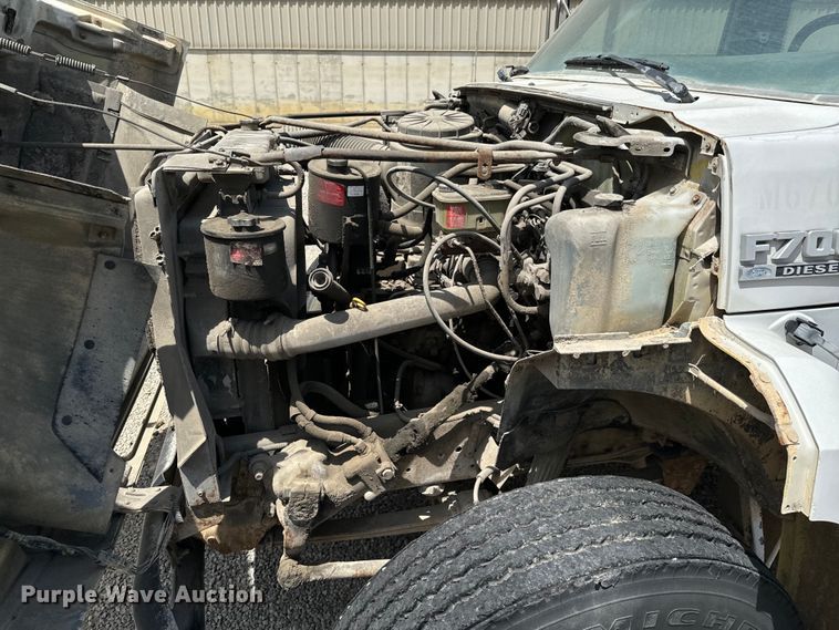 image for item DX0645 1994 Ford F700 winch truck