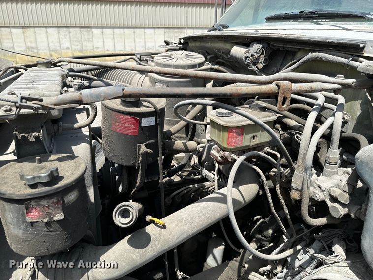 image for item DX0645 1994 Ford F700 winch truck