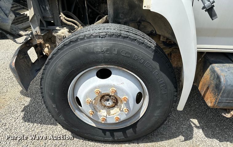 image for item DX0645 1994 Ford F700 winch truck