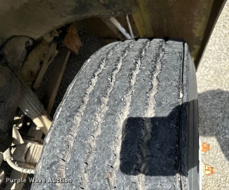 image for item DX0645 1994 Ford F700 winch truck