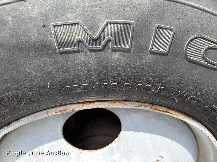 image for item DX0645 1994 Ford F700 winch truck