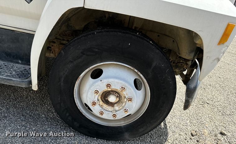 image for item DX0645 1994 Ford F700 winch truck