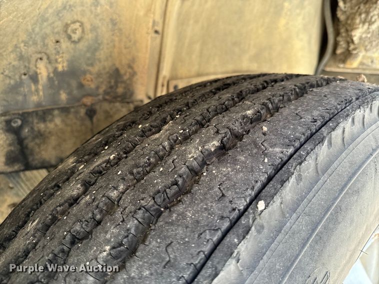 image for item DX0645 1994 Ford F700 winch truck