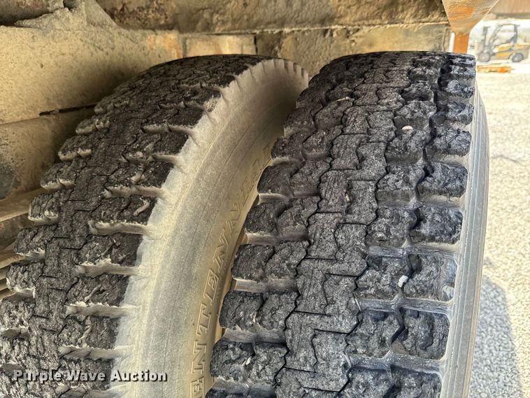 image for item DX0645 1994 Ford F700 winch truck