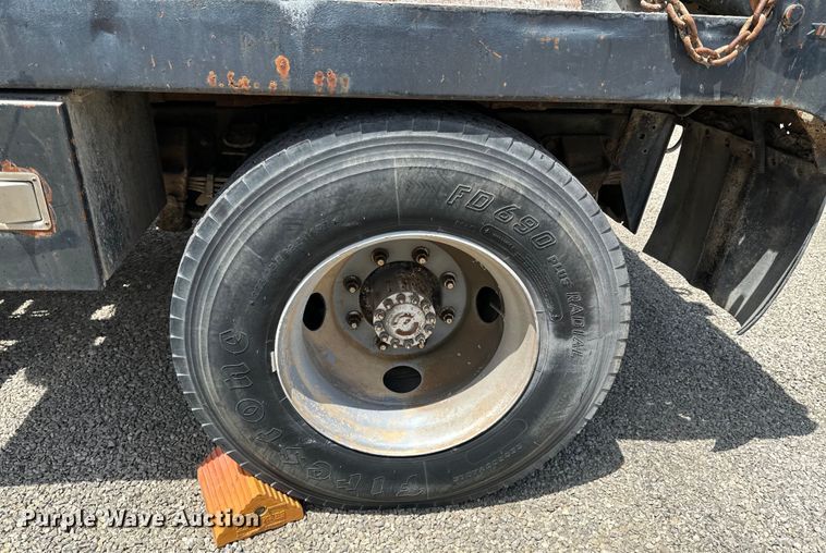 image for item DX0645 1994 Ford F700 winch truck