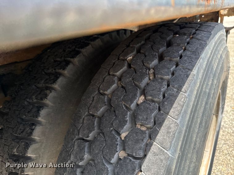 image for item DX0645 1994 Ford F700 winch truck