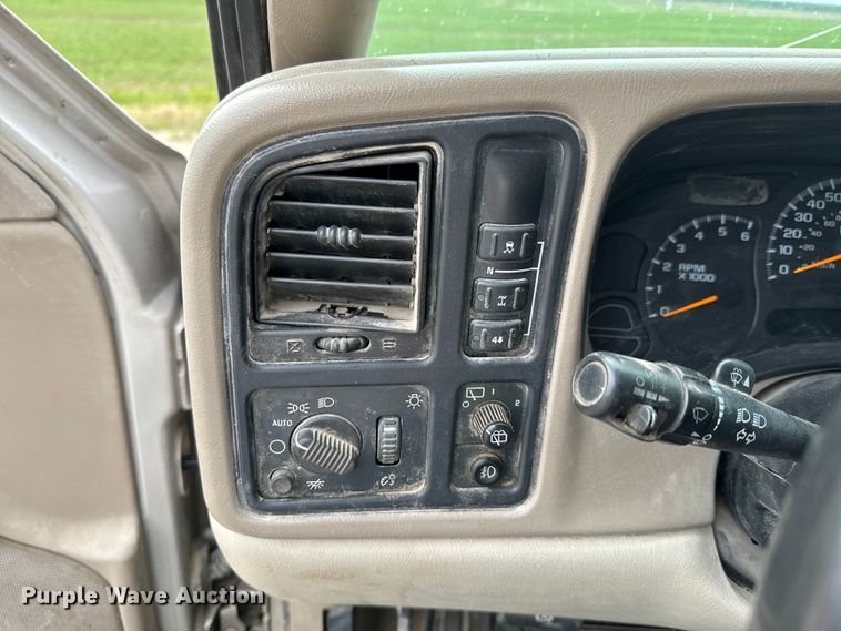 image for item DX0664 2004 GMC Yukon XL SUV