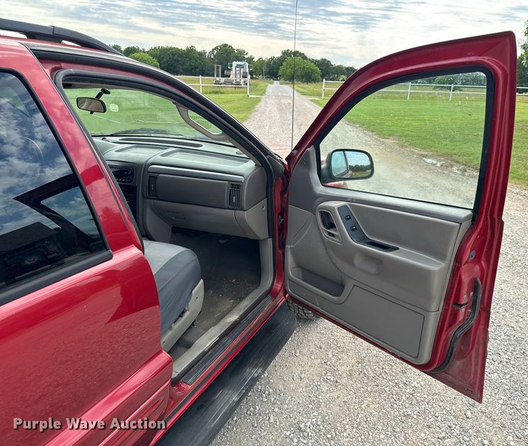 image for item DX0710 2004 Jeep Grand Cherokee SUV