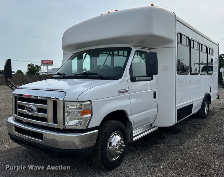 image for item EG0673 2009 Ford E450 Super Duty shuttle bus