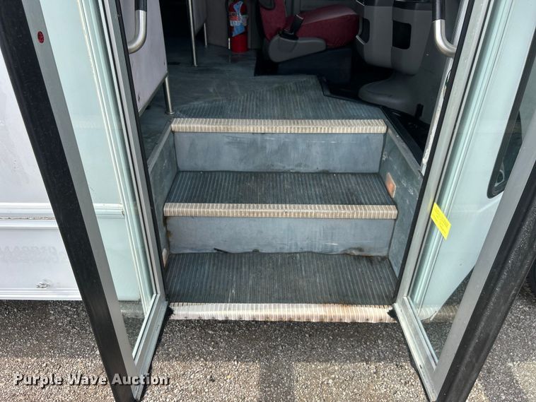 image for item EG0673 2009 Ford E450 Super Duty shuttle bus
