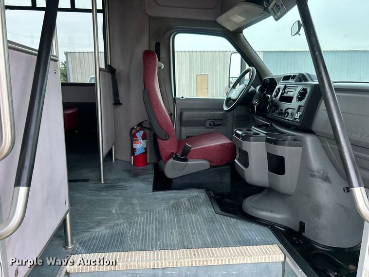 image for item EG0673 2009 Ford E450 Super Duty shuttle bus