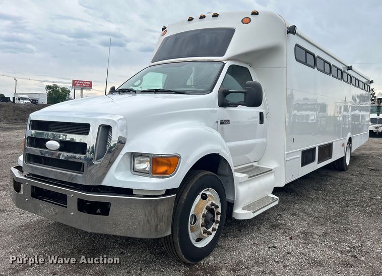 image for item EG0689 2009 Ford F650 Super Duty  shuttle bus