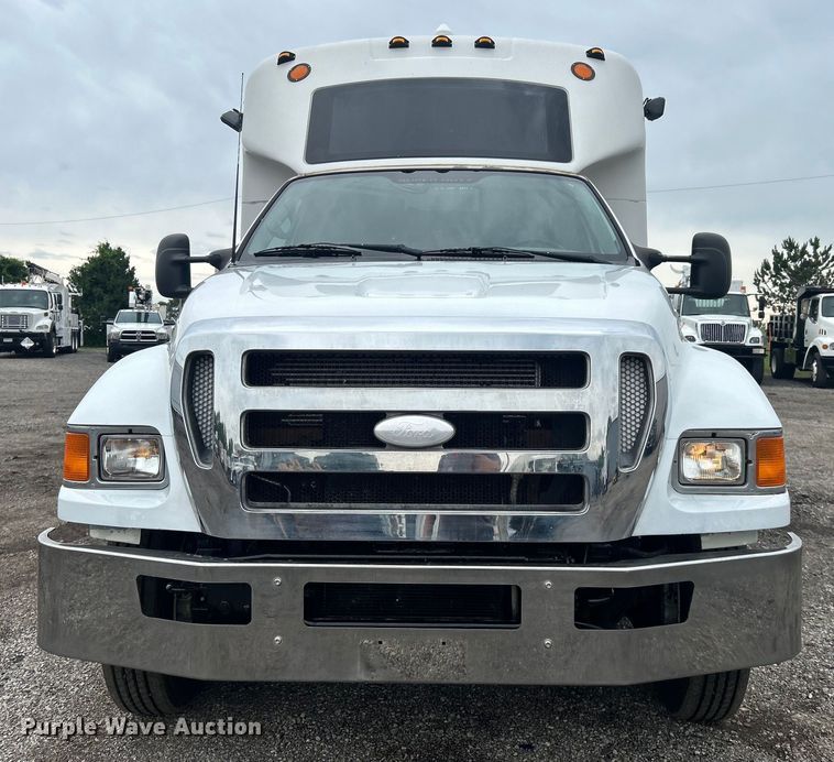 image for item EG0689 2009 Ford F650 Super Duty  shuttle bus