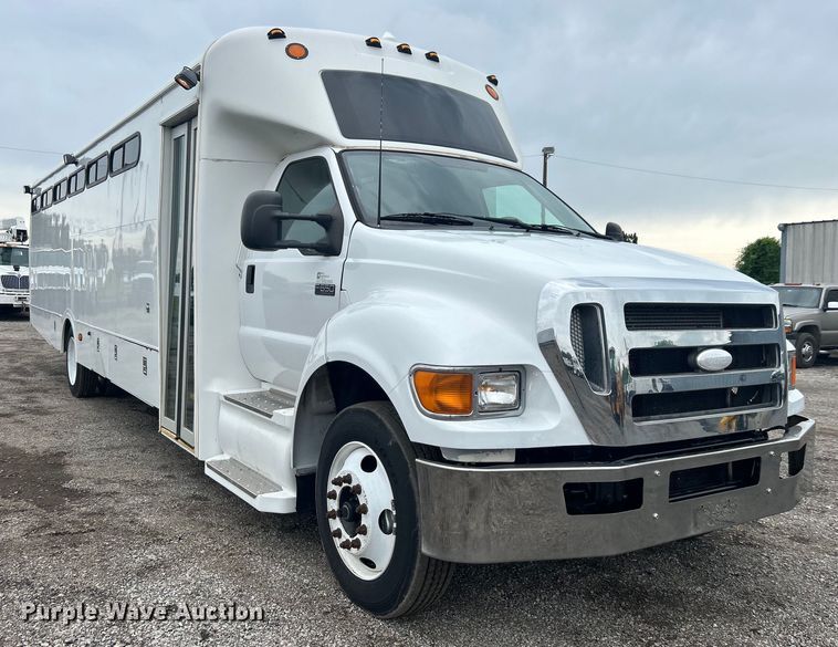 image for item EG0689 2009 Ford F650 Super Duty  shuttle bus