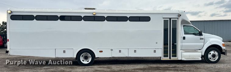 image for item EG0689 2009 Ford F650 Super Duty  shuttle bus
