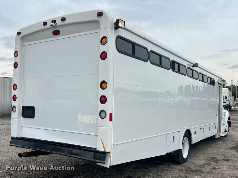 image for item EG0689 2009 Ford F650 Super Duty  shuttle bus