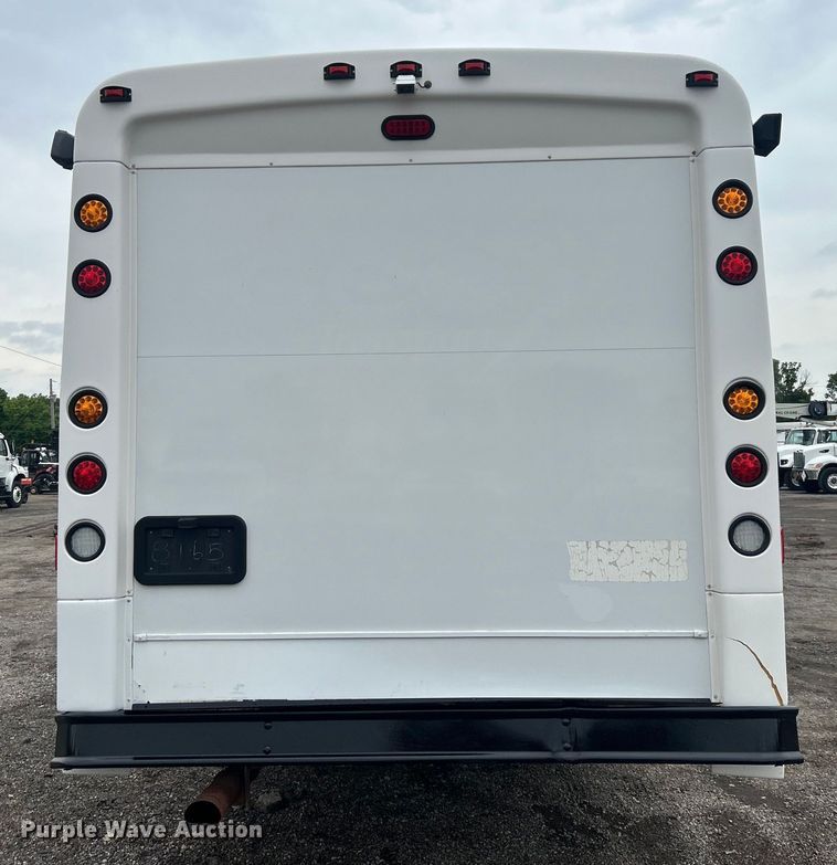 image for item EG0689 2009 Ford F650 Super Duty  shuttle bus