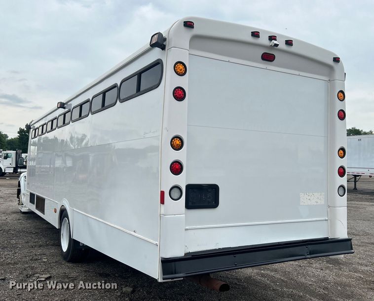 image for item EG0689 2009 Ford F650 Super Duty  shuttle bus