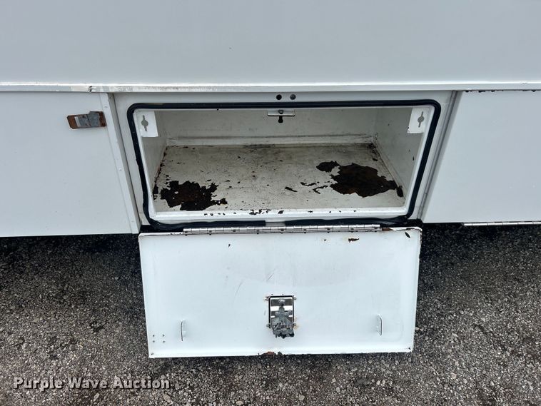 image for item EG0689 2009 Ford F650 Super Duty  shuttle bus