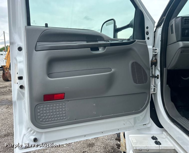 image for item EG0689 2009 Ford F650 Super Duty  shuttle bus