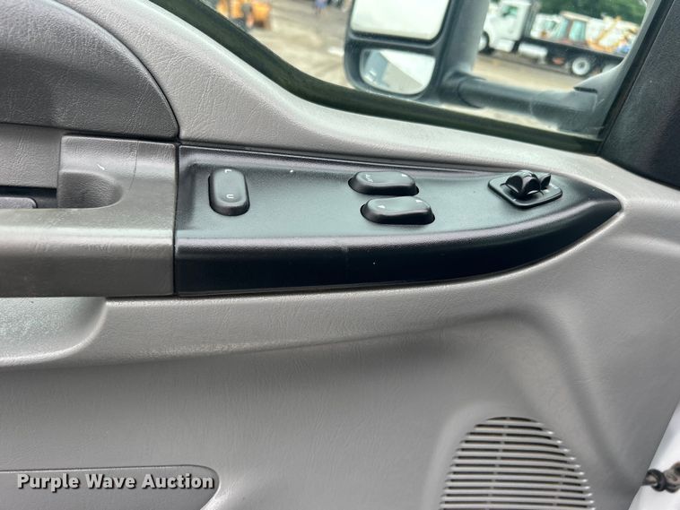 image for item EG0689 2009 Ford F650 Super Duty  shuttle bus