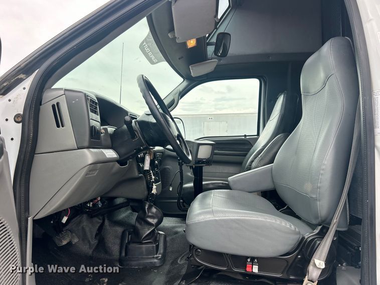 image for item EG0689 2009 Ford F650 Super Duty  shuttle bus