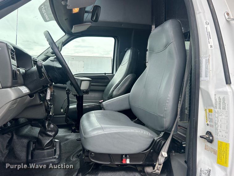 image for item EG0689 2009 Ford F650 Super Duty  shuttle bus